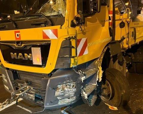 Im Staufer-Tunnel mit einem entgegen kommenden Pkw frontal zusammen gekracht. 