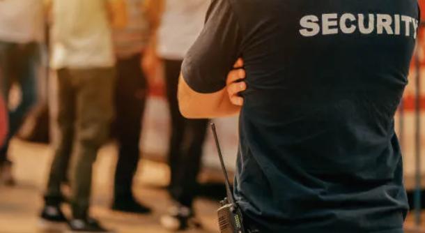 Ein betrunkener, aggressiver Jugendlicher wurde beim Edesheimer Jahrmarkt aus einem Festhof nach Platzverweis rauskomplimentiert und verletzte sich dabei am Fuß. 