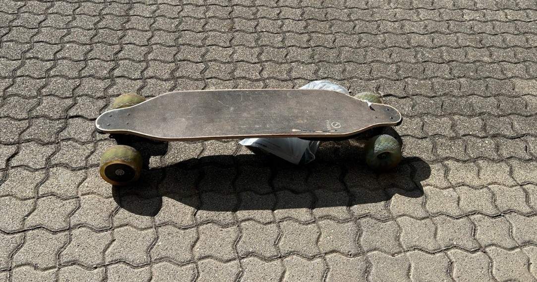 Per E-Kraft angetrieben erreicht das Skate-Board über 60 km/h. Erwischt bei Edenkoben. 