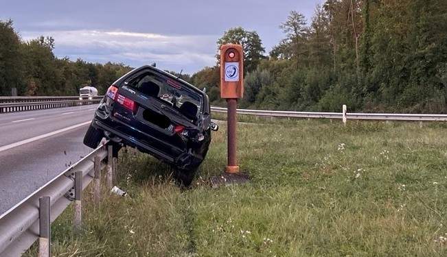 Um nicht auf einen knapp einscherenden und abbremsenden Pkw nicht aufzufahren musste eine Autofahrerin selbst stark auf die Bremse treten, verlor die Kontrolle über ihr Fahrzeug und landete auf der Leitplanke. 