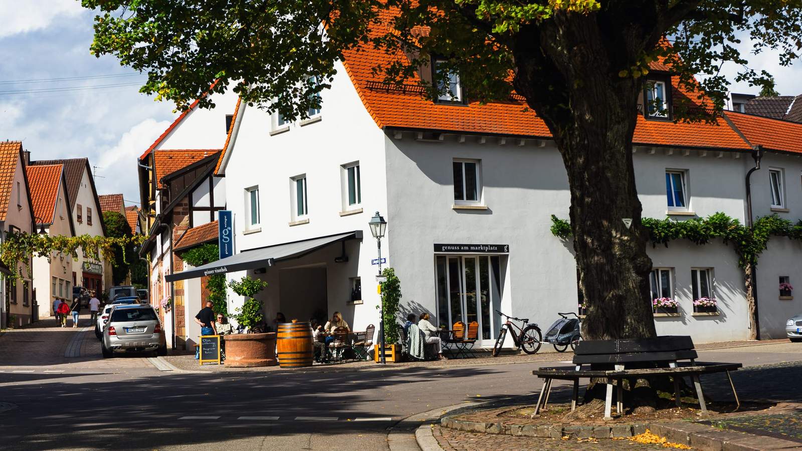 Hier lässt es sich bei einem Glas Wein entspannen. Auch gibt es kleine Speisen. In der Vinothek Geißer am Marktplatz in Schweigen. 