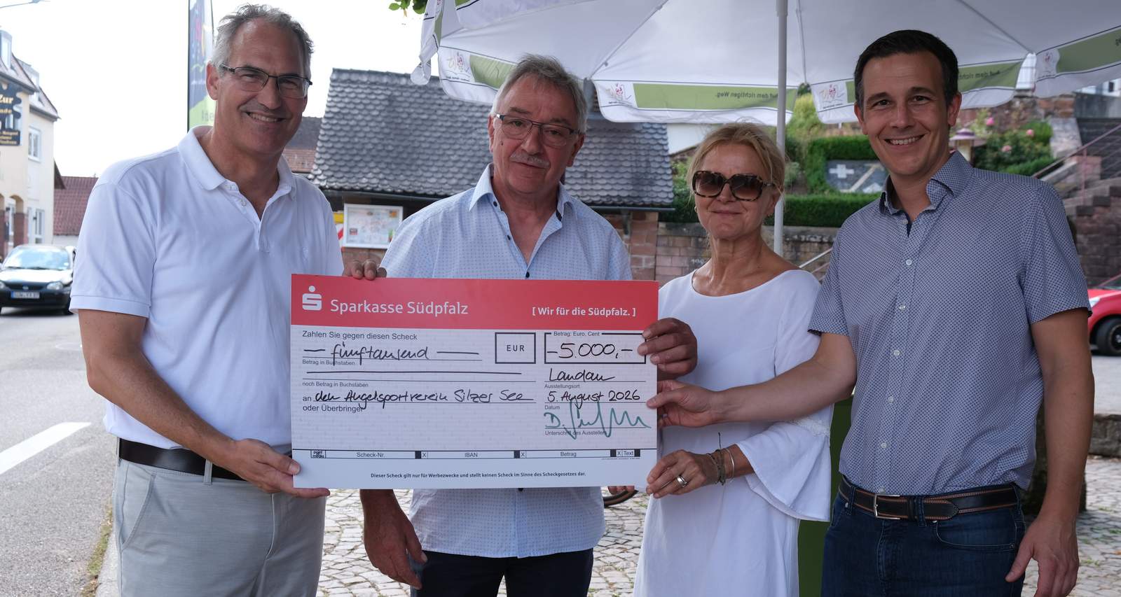 Gemeinsam für den Silzer See. Landrat Dietmar Seefeldt, Vereinsvorsitzender Peter Neumayer, Ortsbürgermeisterin Elke Mandery sowie Christian Burkhart, Bürgermeister der VG Annweiler (von links). Foto. KV. SÜW. Frei.
