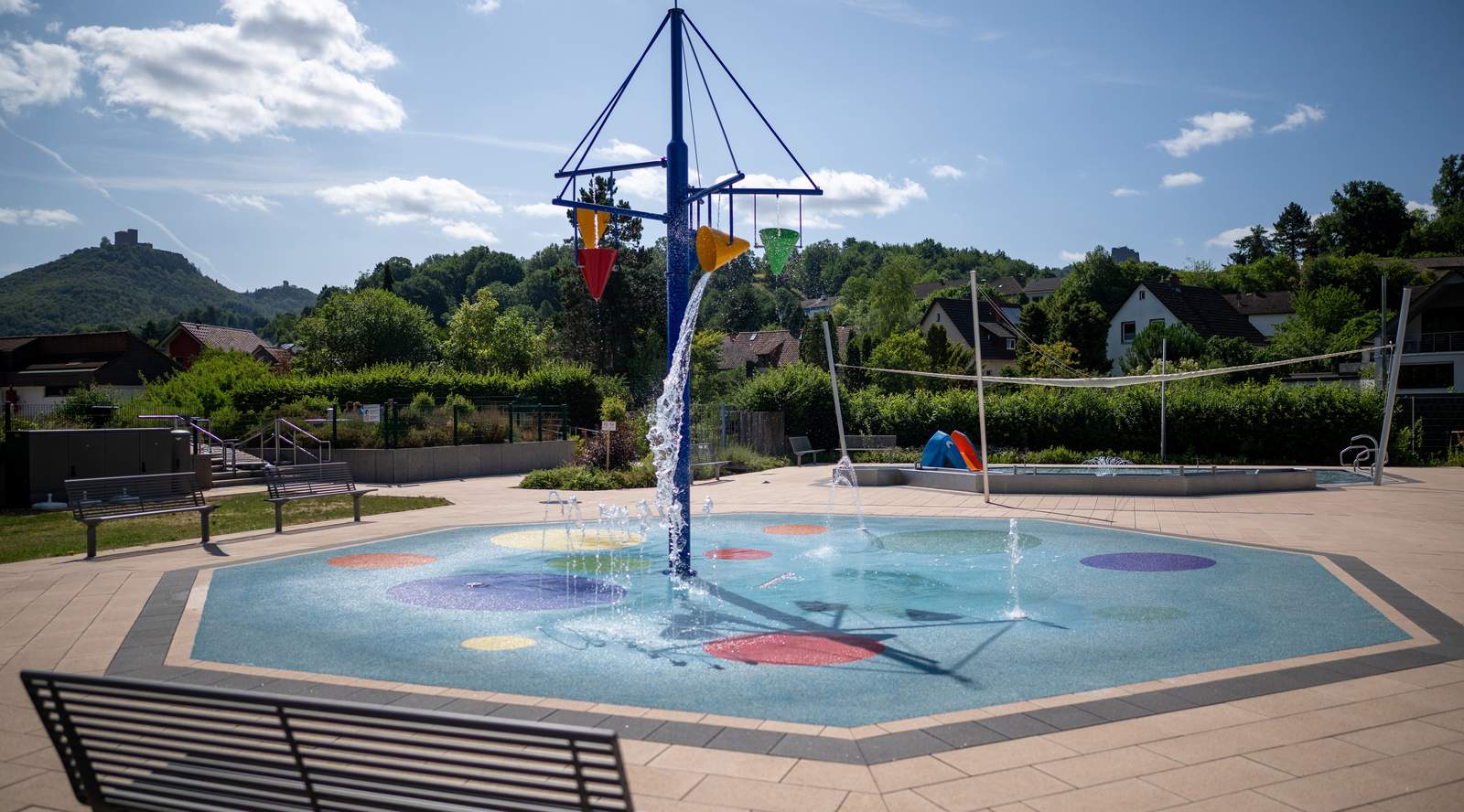 Eine der Attraktionen des Trifelsbades. Der Wasserspielplatz für Kinder. Am 13. September verabschiedet sich das Bad in die Winterpause. Foto. Verein SÜW Annweiler. Christian Ernst. Frei. 