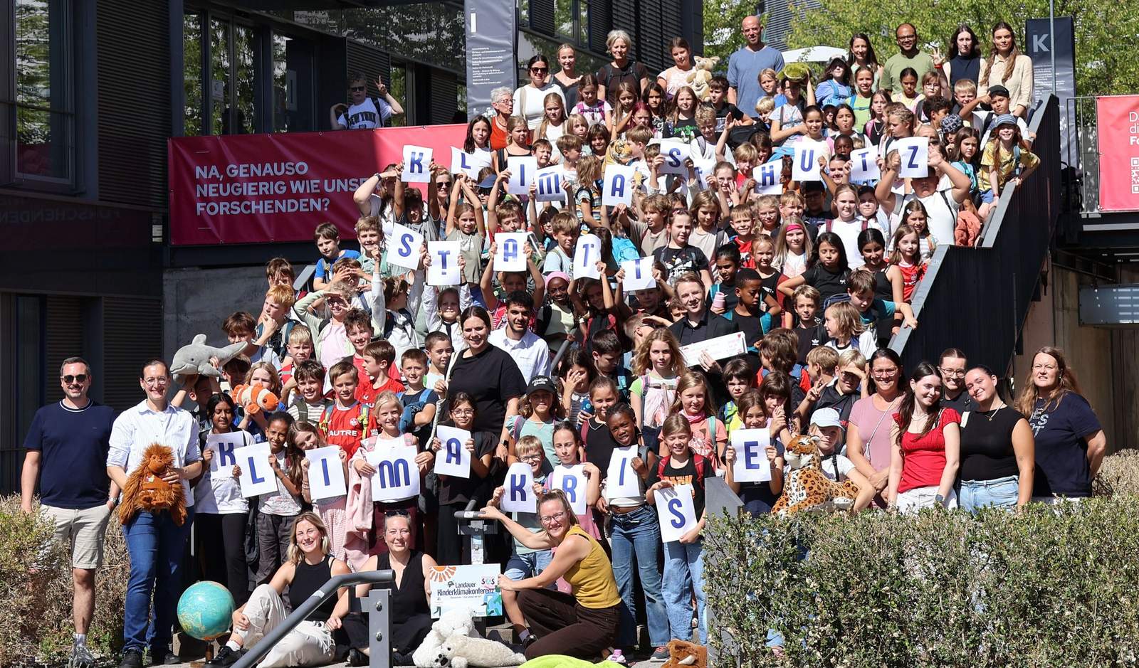 Acht vierte Klassen der LDer Grundschulen präsentieren bei der LDer Kinderklimakonferenz Bürgermeister und Klimadezernent Lukas Hartmann (Mitte) ihre Ideen und Vorschläge für mehr Klimaschutz in LD. Foto. Stadt. LD. Frei.