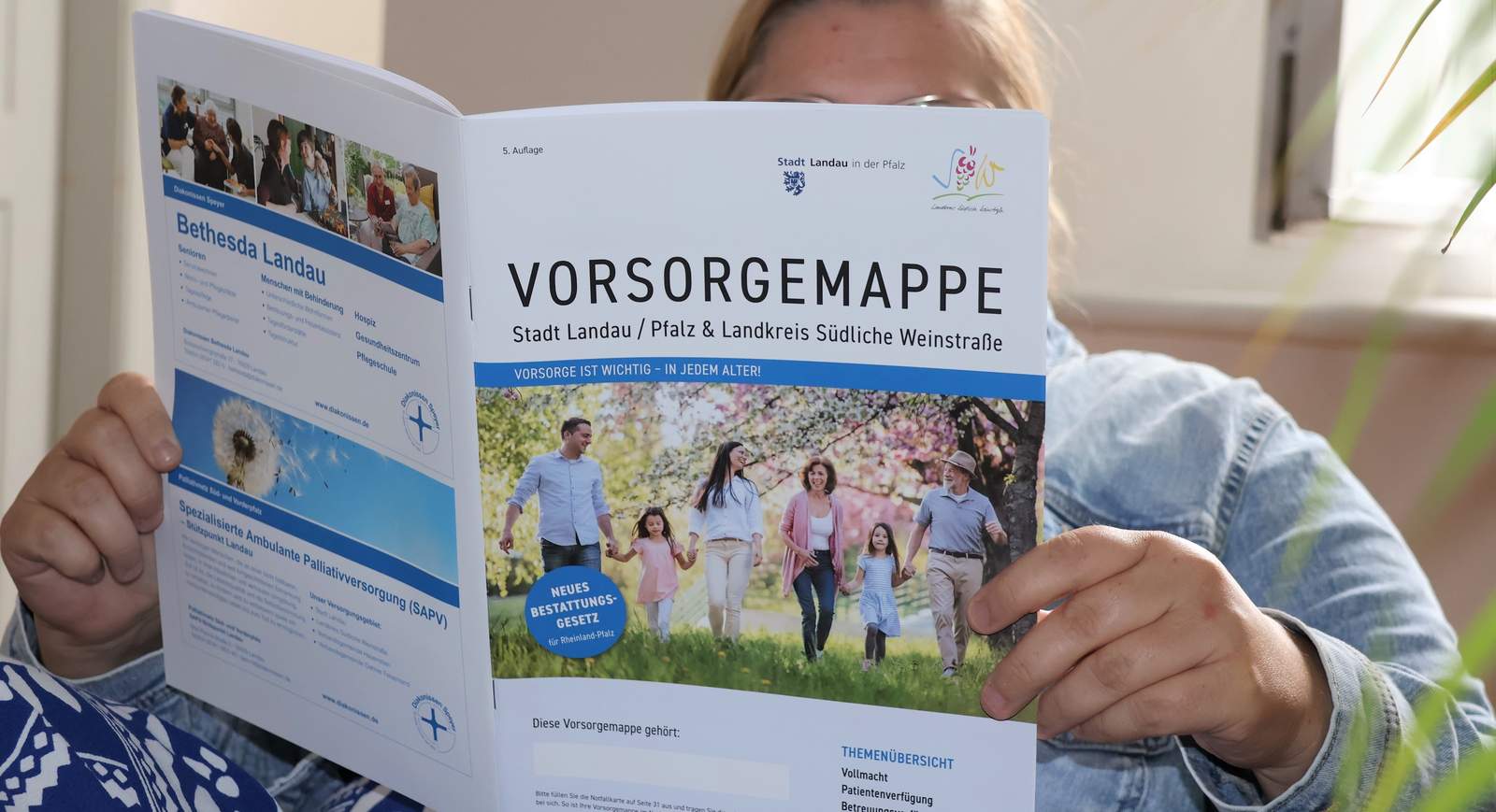 Die fünfte Auflage der Vorsorgemappe ist ab sofort kostenlos beim Bürgerbüro der Stadt LD im Rathaus, im Kreishaus sowie in den Dienstgebäuden 2 und 3 der Kreisverwaltung SÜW und bei allen VG-Verwaltungen erhältlich. Foto. Stad. LD. Frei. 