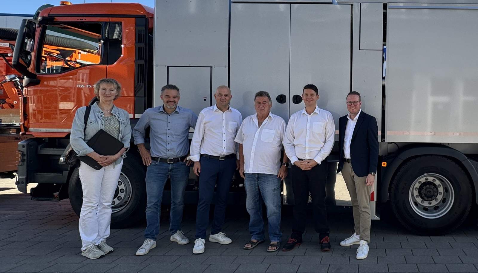 Von links. Kreiswirtschaftsförderin Maria Farrenkopf, Stadtbeigeordneter Dr. Sascha Hofmann, Landrat Martin Brandl, Geschäftsführung Alfons Braun, Dominic Hurm, IHK-Regionalleiter Dominik Uhl. Foto. Laura Vetrano, MTS Mobile Tiefbausaugsysteme GmbH. Frei. 