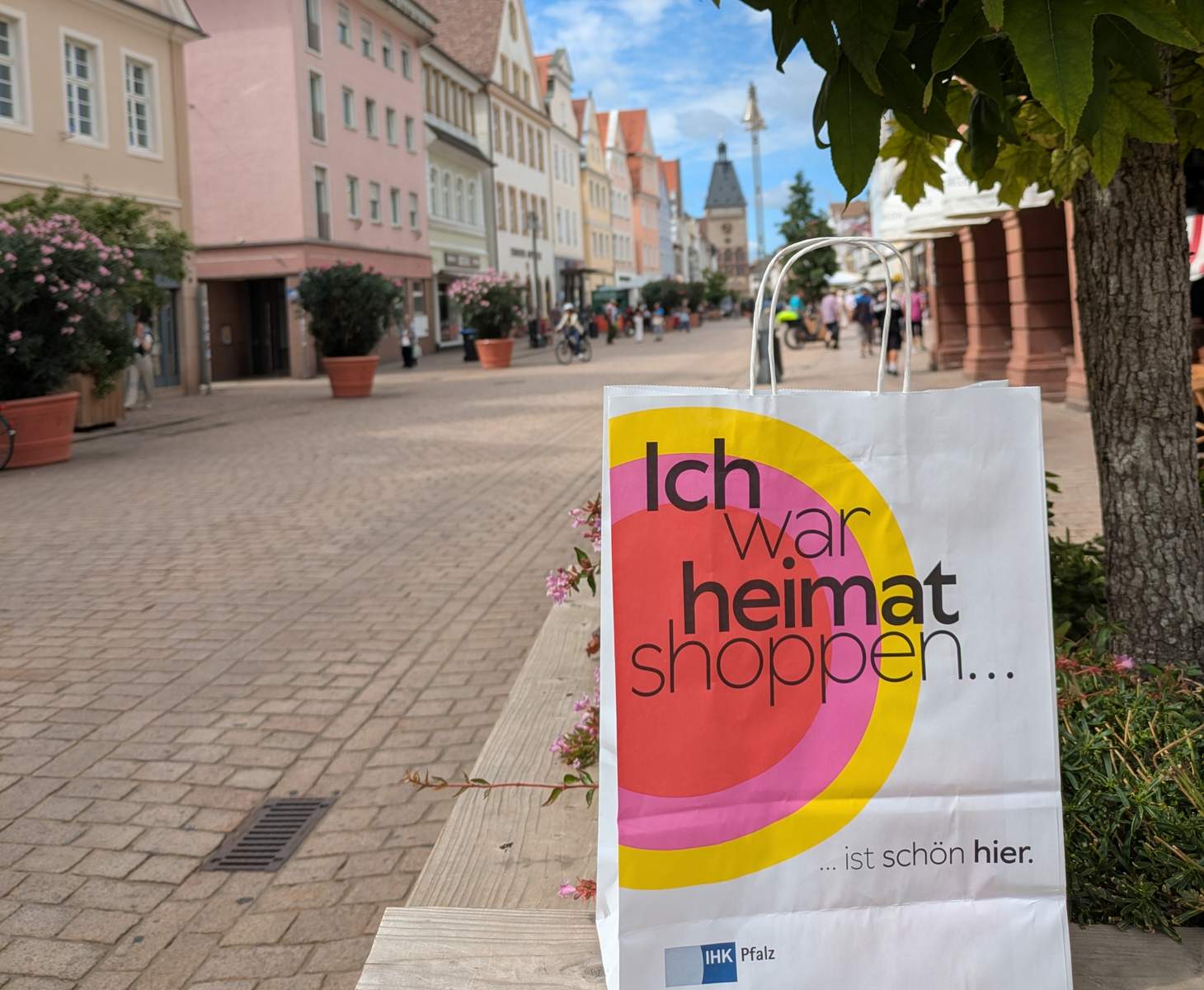Heimat Shoppen. Beim Bauernmarkt und verkaufsoffenen Sonntag in der SPer Innenstadt ist auch die IHK mit ihrer Initiative Heimat Shoppen vertreten. 