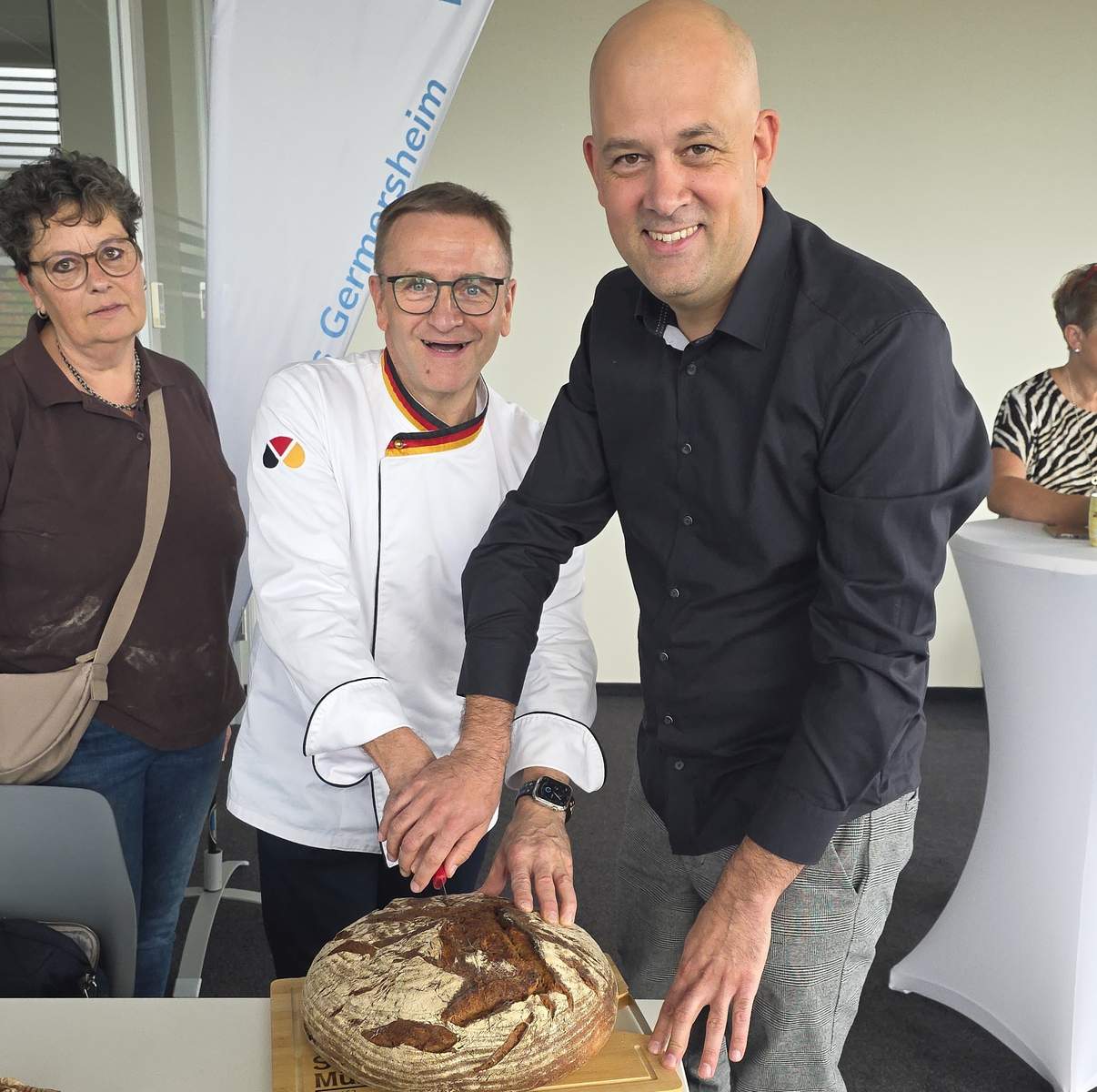 Der persönliche Kontakt zu Handwerk, Vereinen und Bürgerschaft ist Landrat Brandl ein wichtiges Anliegen. Hier beim Anschnitt mit Claus (Bäcker) Becker aus Edenkoben. KV. GER. Frei.