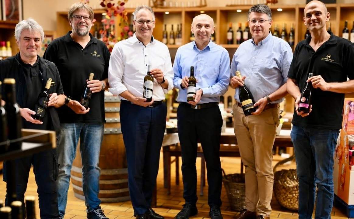 Beim traditionellen Weinlesegespräch bei der Genossenschaft Deutsches Weintor tauschten sich Vertreter der Genossenschaft mit Landrat Dietmar Seefeldt und Bürgermeister Torsten Blank über die aktuelle Weinlese, die Aussichten für den neuen Jahrgang und die Herausforderungen am Weinmarkt aus. Foto. Deutsches Weintor. Pressefrei. 