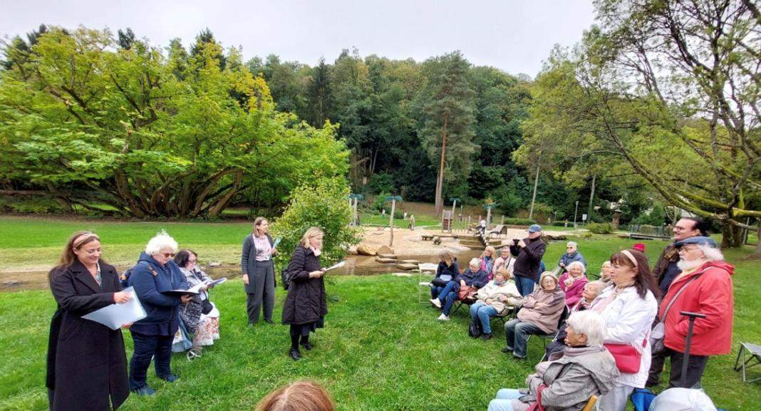 Bei ihrer Premiere im vergangenen Jahr kam die Klappstuhllesung im Kurpark BZA gut an.