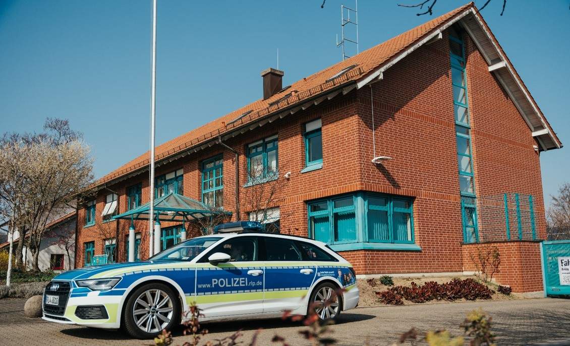 Misslungen. Der Einparkversuch eines Fahrers in St. Martin. Er beschädigt ein ordnungsgemäß abgestelltes Auto so stark, dass dieses nicht mehr fahrbereit war. Angeblich wegen tiefstehender Sonne. 