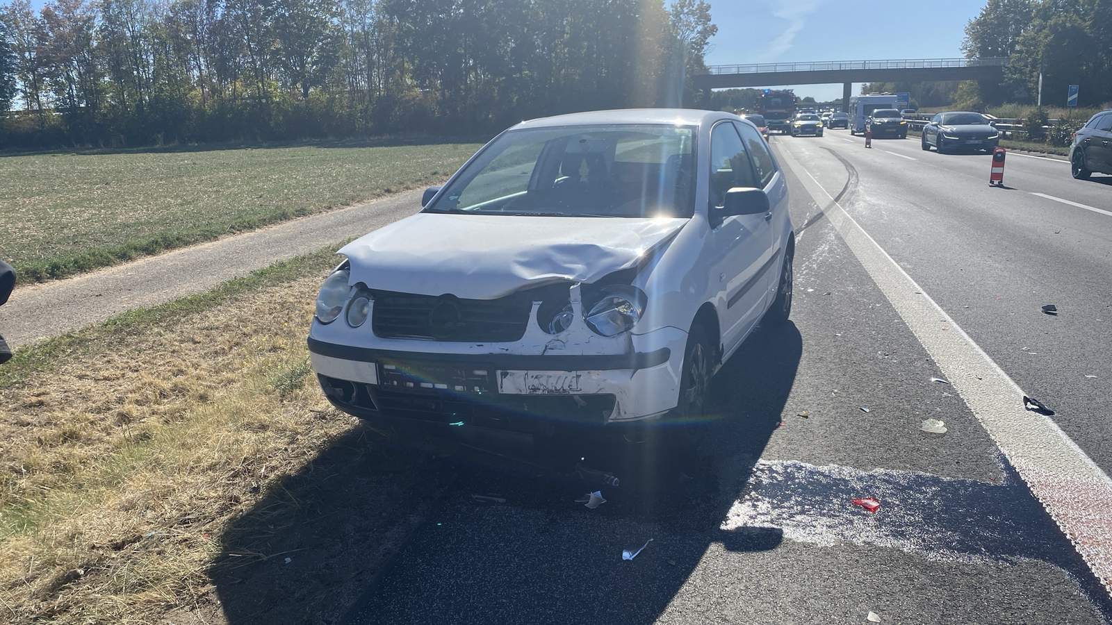 Dieser Pkw ist am heutigen Freitagnachmittag einem mit zwei Personen besetzten Motorrad aufgefahren. Auf der A 65 zwischen NW-Süd und -Nord. 