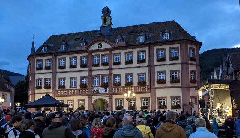 Gemeinsames Singen am 3. Oktober anlässlich des Tages der Deutschen Einheit. Auch in NW auf dem Rathausplatz.