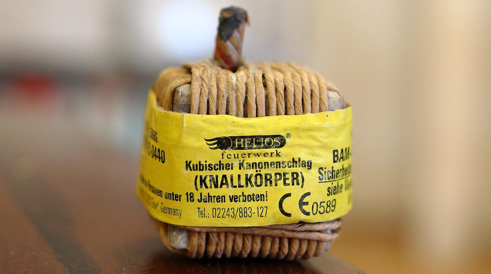 Bei einer Böller-Attacke durch Jugendliche auf ein LDer Bekleidungsgeschäft wurde eine Wand und Inventar beschädigt.