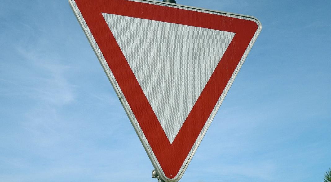 In Hatzenbühl hat ein Autofahrer die Vorfahrt eines Motorrad-Fahrers missachtet. Es kam zum Zusammenstoß. 