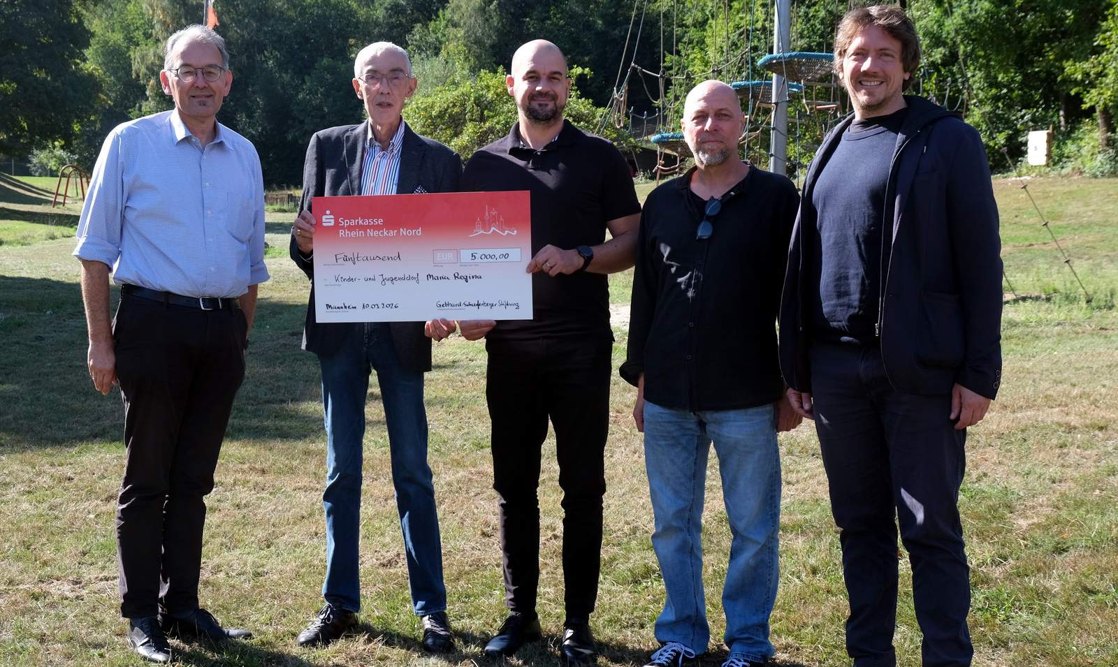 Bei der Spendenübergabe in Silz von links. Erster Kreisbeigeordneter Georg Kern, Bernhard Scharfenberger, Vorstand der Gebhard-Scharfenberger-Stiftung, Janosch Armbrust, Leiter des Kinder- und Jugenddorfs Maria Regina, Musiklehrer Frank Christmann und Kreismusikschul-Leiter Adrian Rinck. Foto. KV. SÜW.