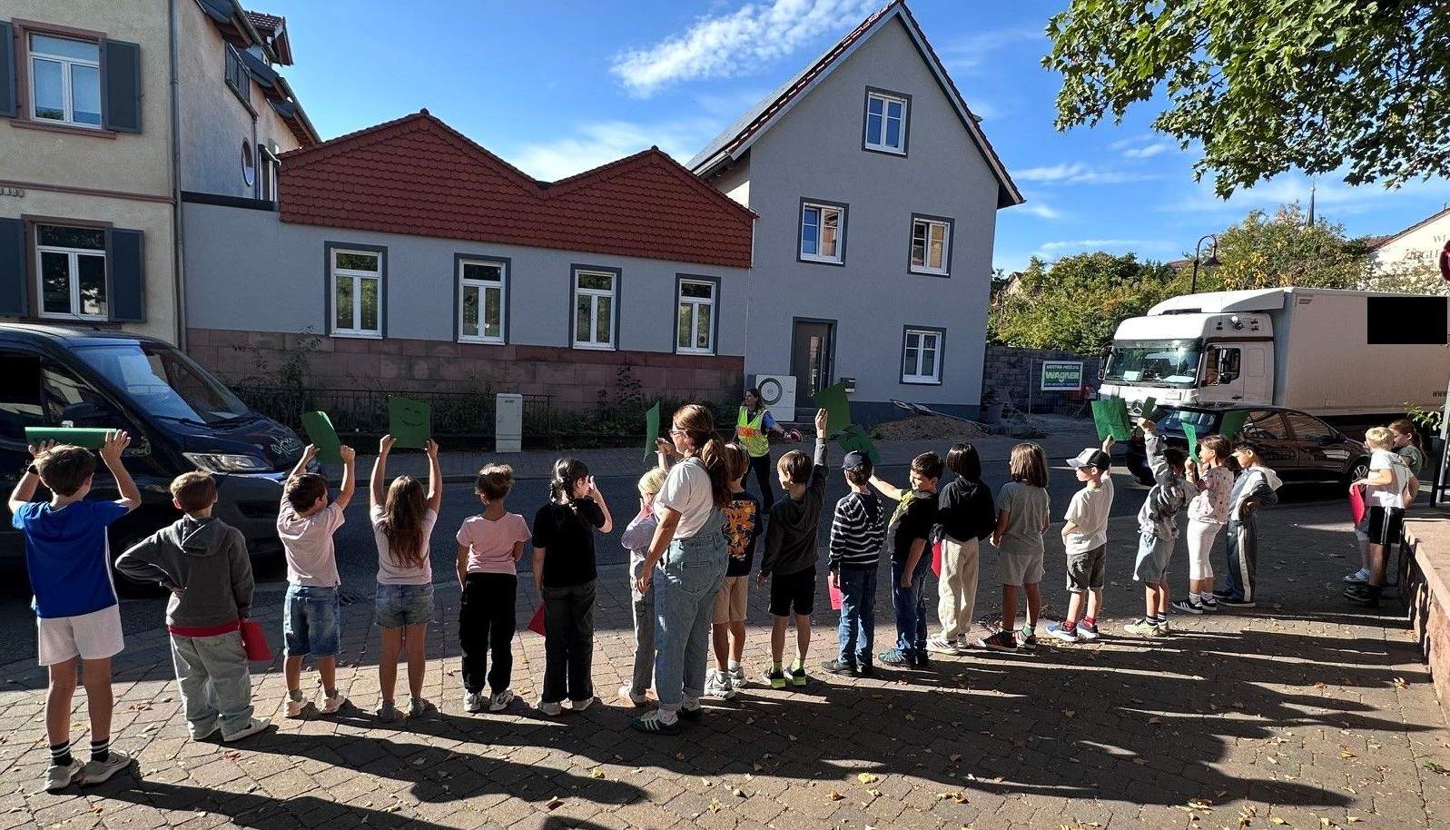 Maikammerer Grundschüler haben zusammen mit der Polizei die Geschwindigkeit von Verkehrsteilnehmer vor ihrer Schule (Tempo 30) kontrolliert. Bilanz. Die meisten Fahrer hielten sich an die 30 km/h.
