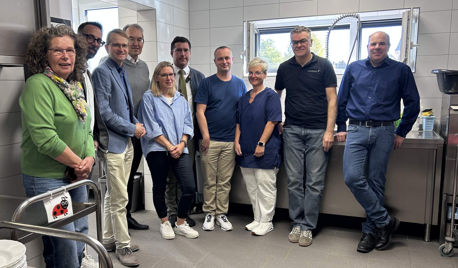 Von links. Sybille Menyhárt (Ortsbürgermeisterin von Großfischlingen), Christian Kocher (Ortsbürgermeister von Edesheim), Bürgermeister Daniel Salm, Erster Kreisbeigeordneter Georg Kern, Kita-Leiterin Christine Kiefer, Dominic Schmedeshagen (Vertreter der Kath. Kirche), Jürgen Mayrock von der VG-Verwaltung Edenkoben, Hauswirtschaftskraft Regina Wörner, Architekt Michael Humbert und Beigeordneter Dr. Martin Oberhofer. Foto. VG-Verwaltung. Edenkoben.