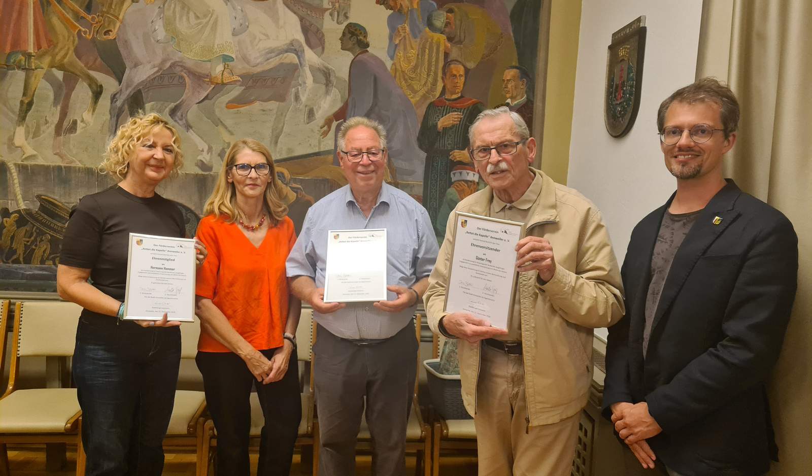 Von links. Stadtbürgermeisterin Carmen Winter, 1. Vereinsvorsitzende Iris Grötsch, 2. Vereinsvorsitzender und Ehrenmitglied Martin Graf, Ehrenvorsitzender Günter Frey sowie Benjamin Burckschat, Erster Beigeordneter der Stadt Annweiler, nach der Mitgliederversammlung. Foto. Verein.